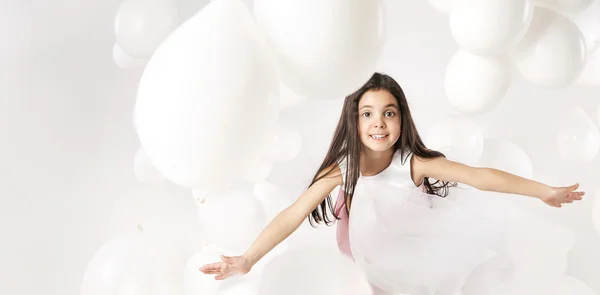 Linda niña jugando globos — Foto de Stock