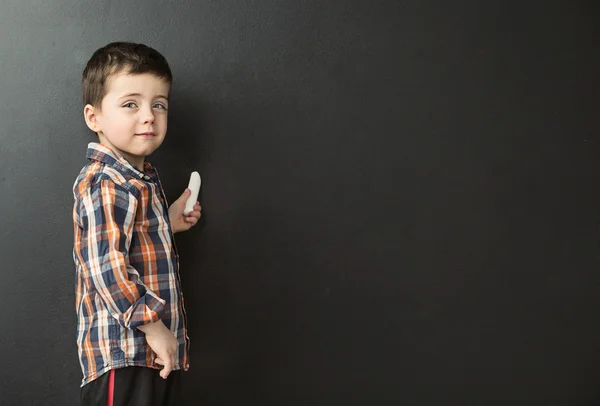 可爱的小男孩在黑板上画 — 图库照片