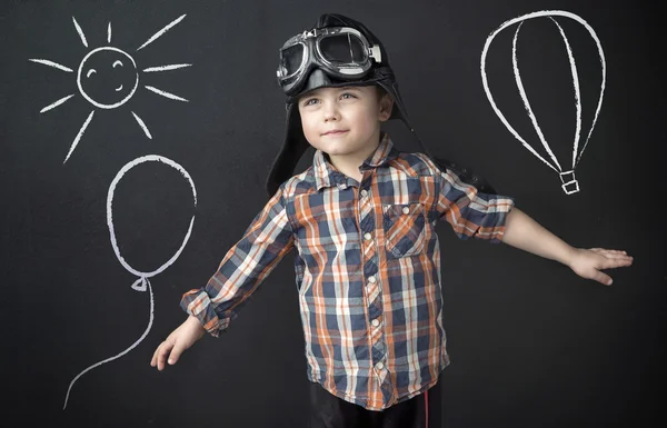 Pequeno menino inteligente como piloto — Fotografia de Stock