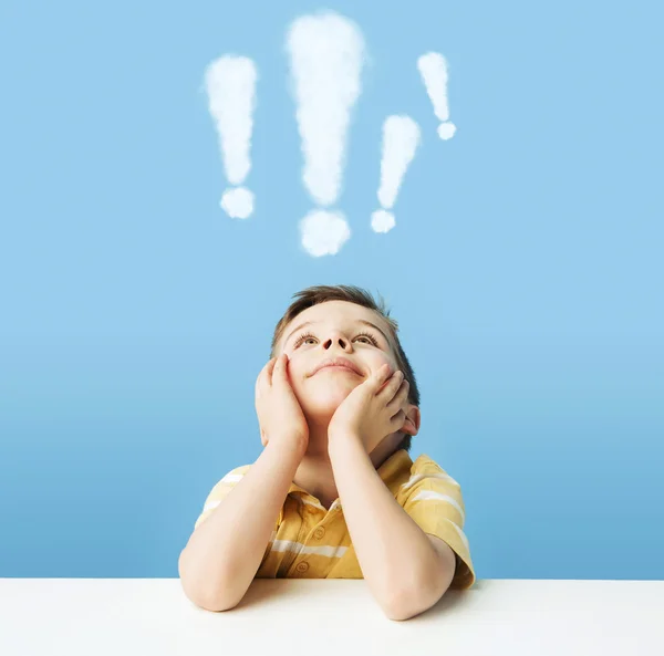 Niño con signos de exclamación por encima de la cabeza — Foto de Stock