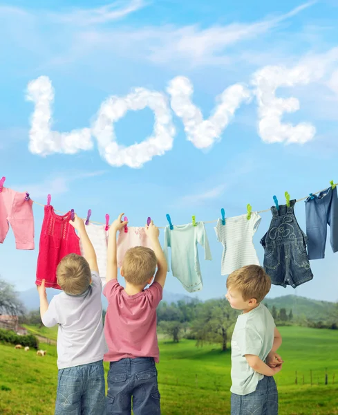Ładny braci dokonania pranie — Zdjęcie stockowe