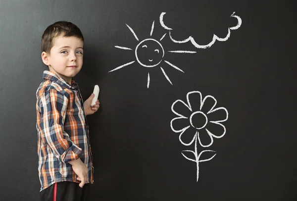 Kleine jongen tekening op het schoolbord — Stockfoto