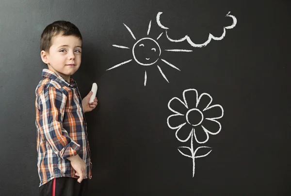 Kleiner Junge zeichnet auf der Kreidetafel — Stockfoto