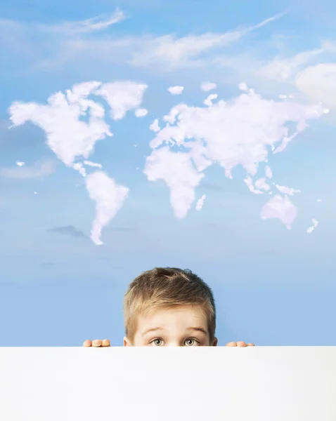 Retrato de un niño con el mapa del mundo por encima de la cabeza — Foto de Stock