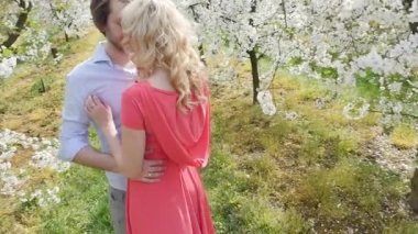 Boş zaman zaman meyve bahçesinde zevk çift