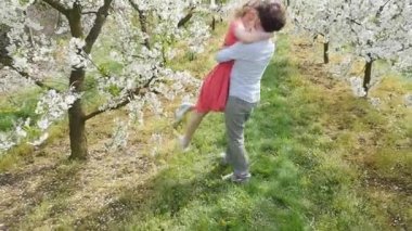 Boş zaman zaman meyve bahçesinde zevk çift