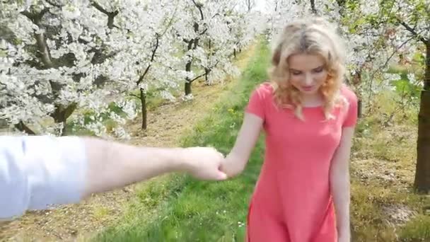 Fröhliches Paar genießt Freizeit im Obstgarten — Stockvideo