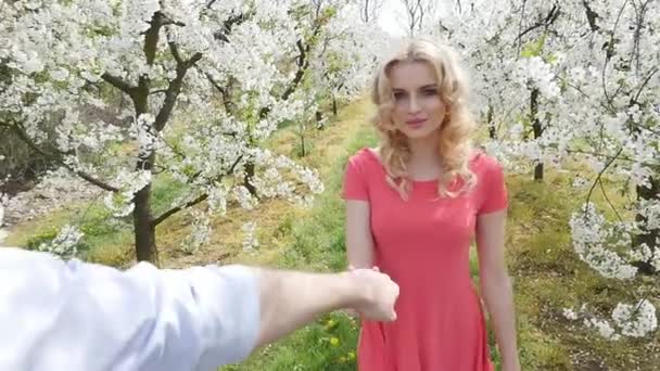 Cheerful couple enjoying leisure time in the orchard — Stock Video