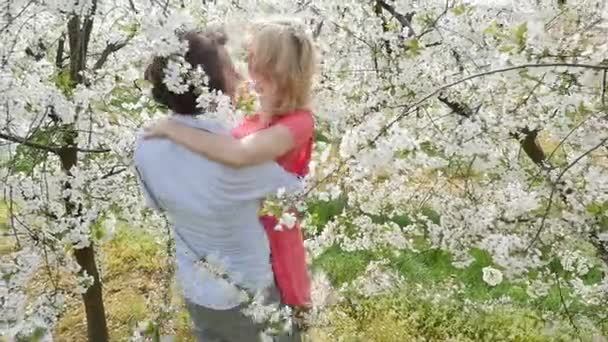 Fröhliches Paar genießt Freizeit im Obstgarten — Stockvideo