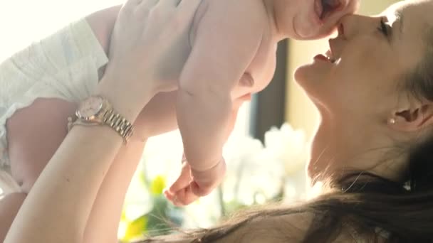 Mãe abraçando seu bebê — Vídeo de Stock