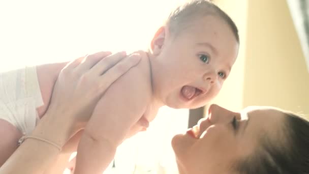 Mère étreignant son petit bébé — Video