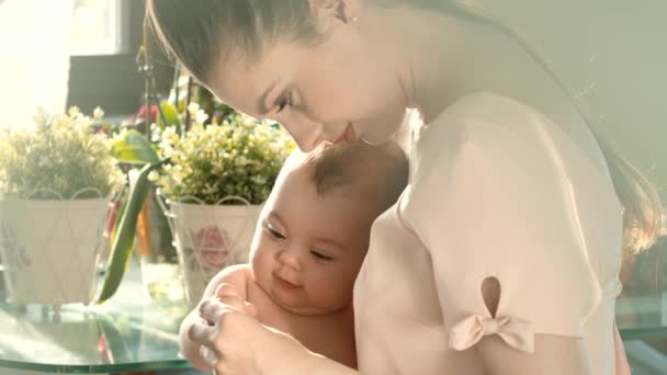 Mãe abraçando seu bebê — Vídeo de Stock