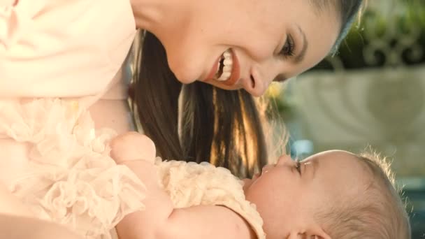 Μητέρα που αγκαλιάζει την κόρη της χαριτωμένο — Αρχείο Βίντεο