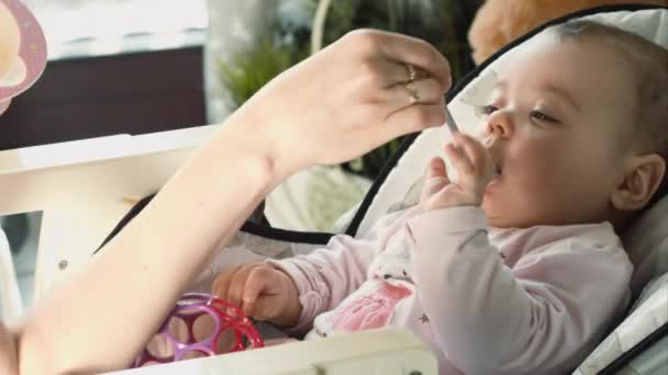 Madre alimentando a su pequeño bebé — Vídeo de stock