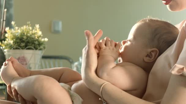Şirin kızını sarılma anne — Stok video