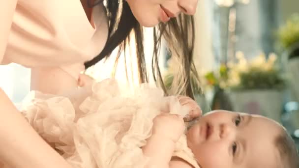 Szép anya a gyermekét gondozó — Stock videók