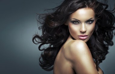 genç esmer bir kadın portresi