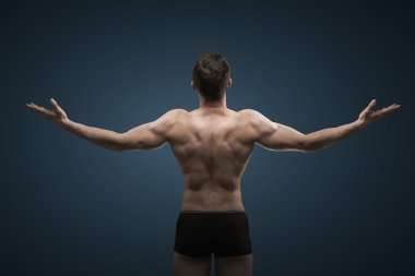 Uygun adam onun büyük kas yapma