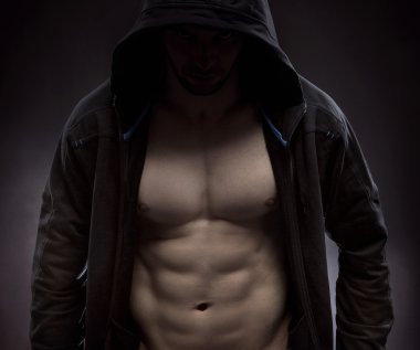 Gizemli adam kafasına dev kukuleta ile