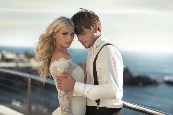 Closeup portrait of the attractive newlyweds — Stock Photo, Image