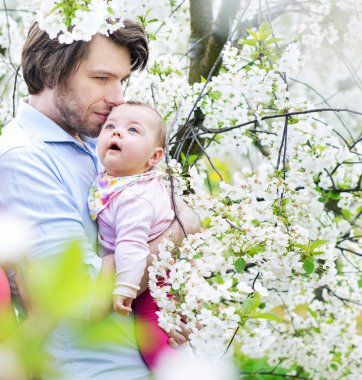 Genç bir baba kızını sarılma portresi