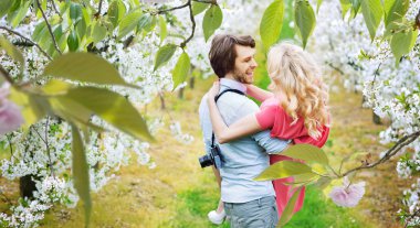 Elma ağaçlarının arasında yürüme Çift