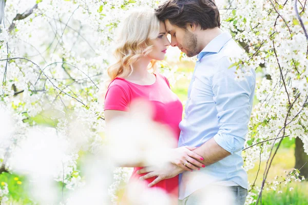 Retrato romántico de una pareja joven — Foto de Stock