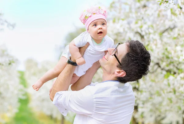 Orgulhoso pai segurando sua linda filha — Fotografia de Stock