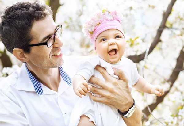 Vrolijke vader houden zijn mooie baby — Stockfoto