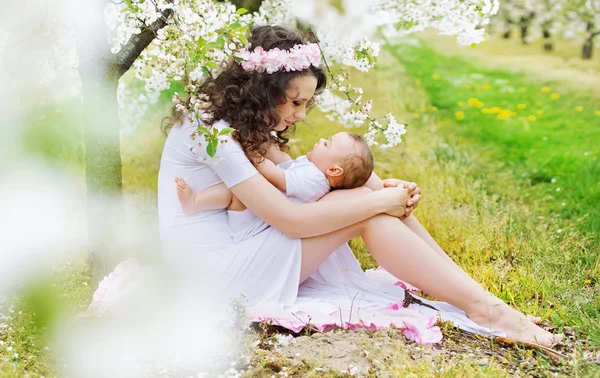 Encantadora mãe brincando com a pequena filha — Fotografia de Stock