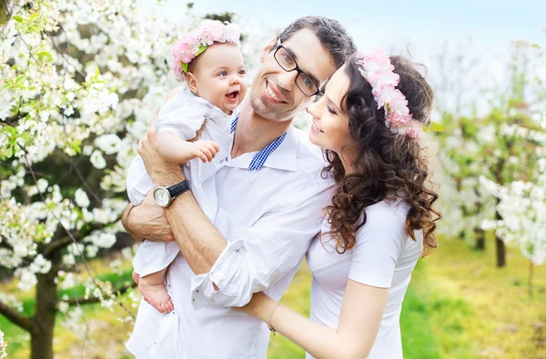 Orgulhosos pais abraçando seu bebê — Fotografia de Stock