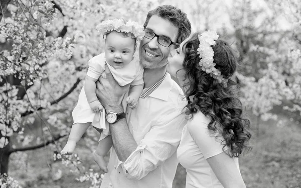 Retrato preto e branco de uma família feliz — Fotografia de Stock