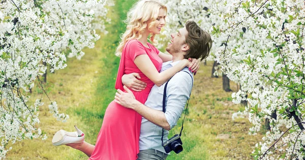 Freudiges Paar im duftenden Obstgarten — Stockfoto