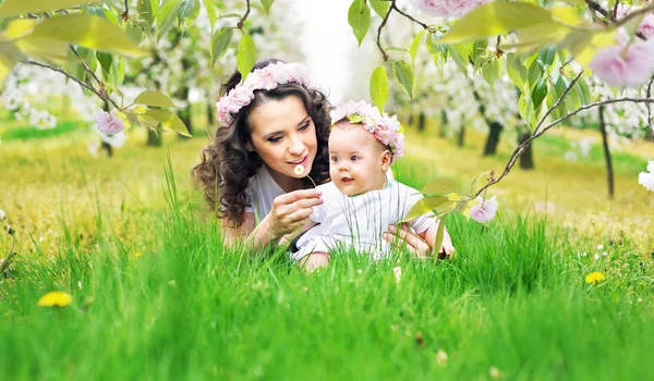 Mutter und Kind liegen auf dem frischen Rasen — Stockfoto