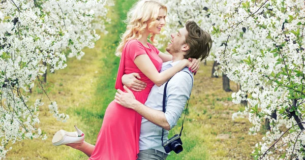 香りの果樹園でうれしそうなカップル ストック画像