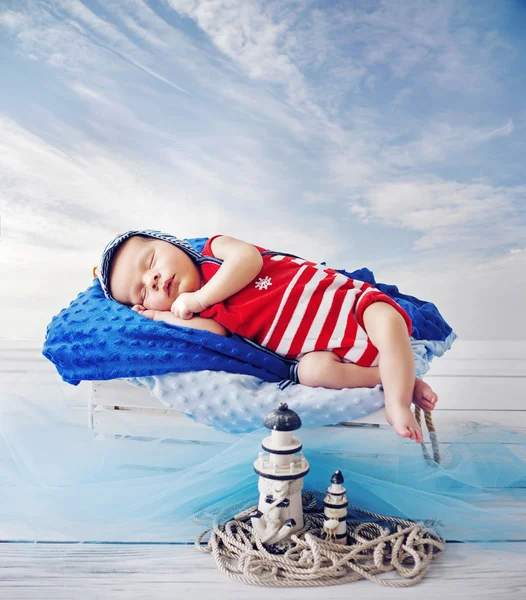 Pequeno marinheiro durante uma soneca curta — Fotografia de Stock