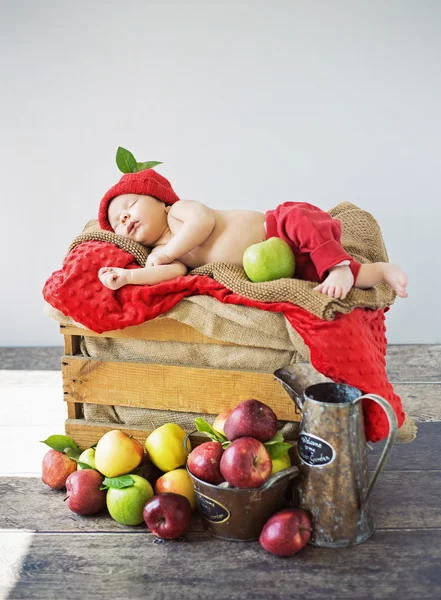 Schattig peuter slapen op een doos van appels — Stockfoto