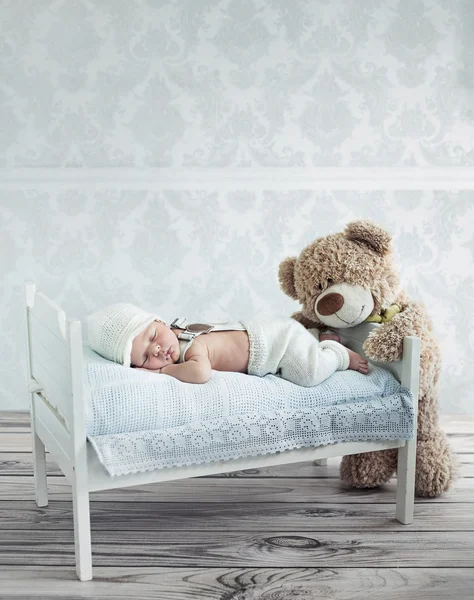 Küçük uyuyan bebek ve oyuncak ayı — Stok fotoğraf