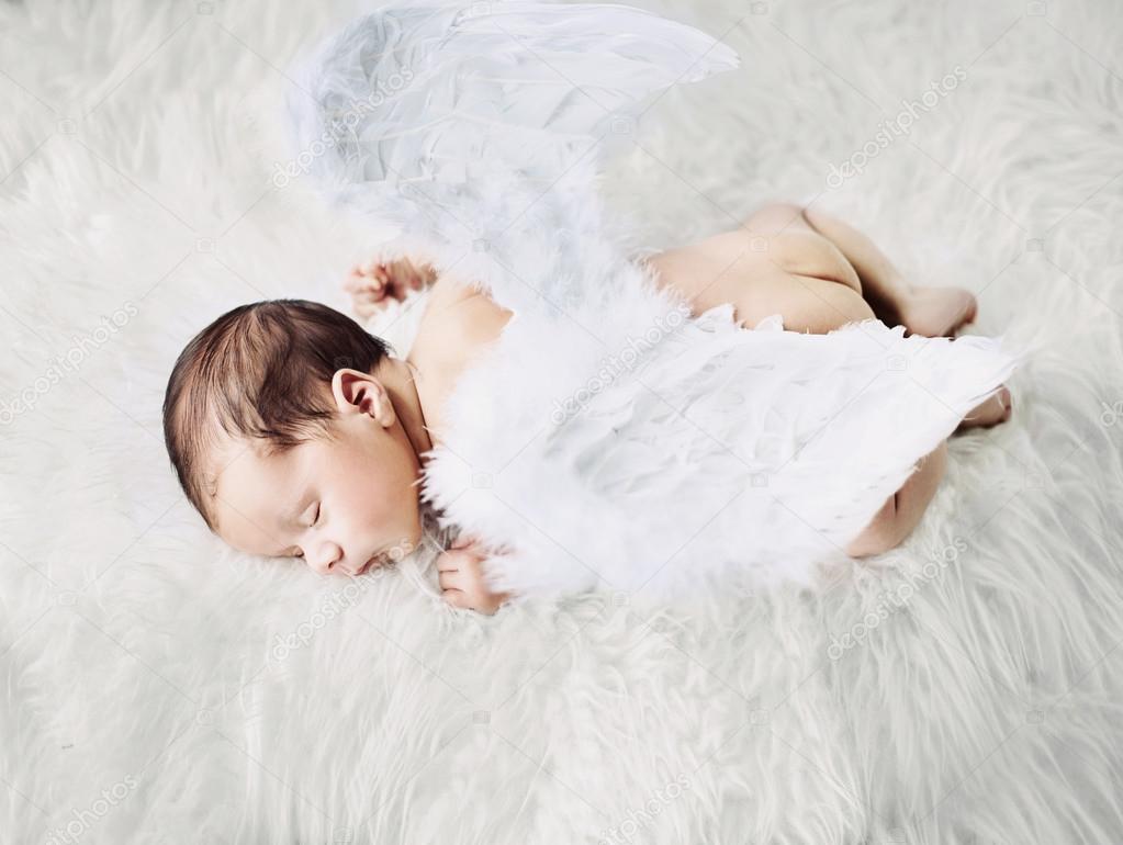 お昼寝中のかわいい小さな天使 ストック写真 C Konradbak