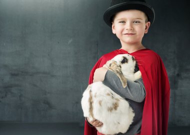 Küçük illüzyonist holding sihirli tavşan