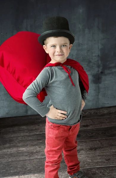 Retrato de un pequeño mago orgulloso —  Fotos de Stock