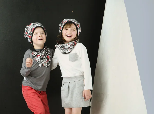 Dos niños felices posando juntos —  Fotos de Stock