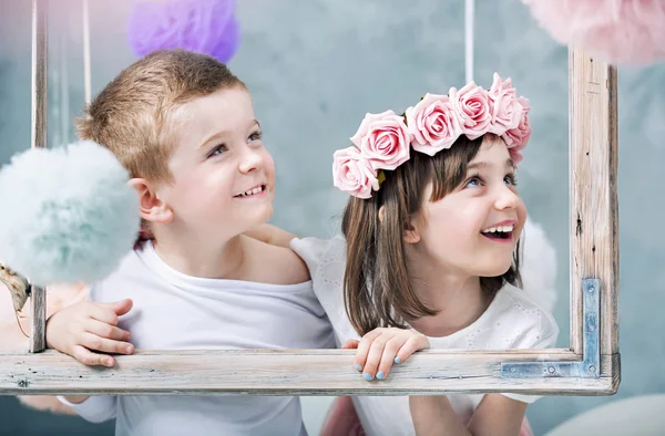 Konzeptfoto von Kindern, die einen Fotorahmen halten — Stockfoto