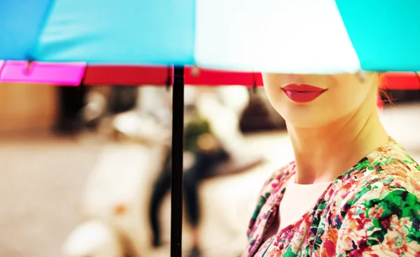 Hermosa mujer sosteniendo un paraguas colorido — Foto de Stock