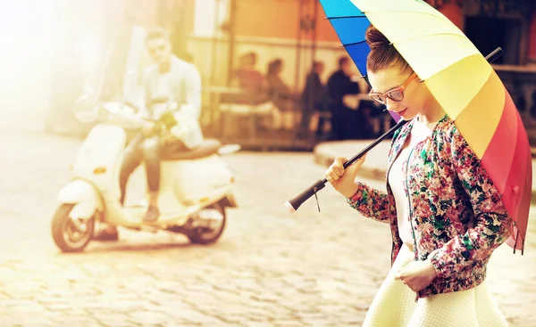 Ritratto di una giovane signora con un ombrello colorato Immagini Stock Royalty Free