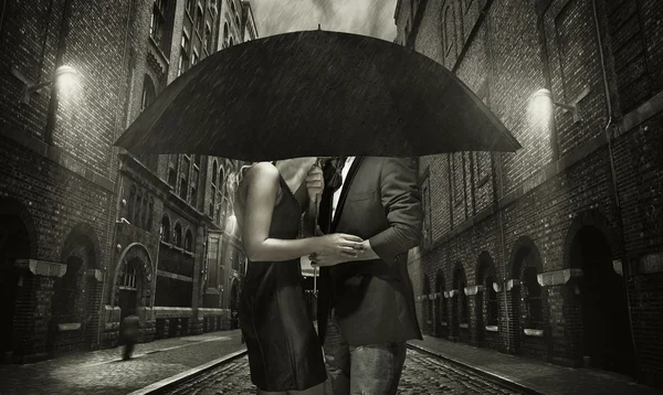 Pareja joven abrazándose bajo la lluvia Fotos De Stock Sin Royalties Gratis