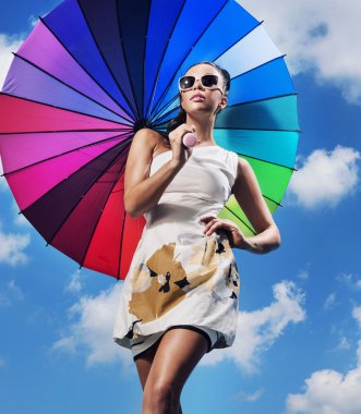 bir şemsiye tutan genç ve güzel kadın