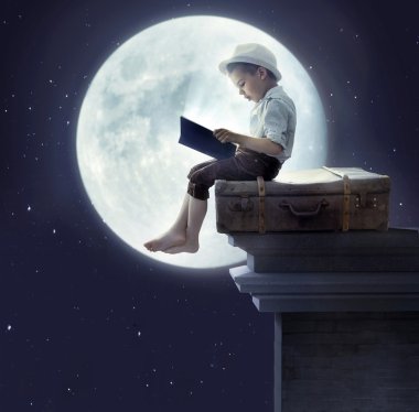 kitap okurken bir çocuk portresi