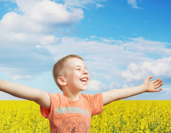 Bir yaz gününde mutlu küçük çocuk — Stok fotoğraf