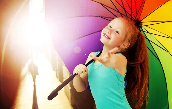 Menina ruiva alegre com um guarda-chuva — Fotografia de Stock